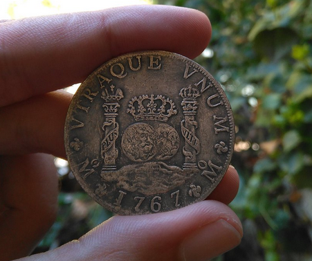 elarchivoesp's tweet photo. El Real de a 8, o dólar español, una de las monedas más bellas de la numismática española. Dos globos terráqueos sobre el océano, el oriente y el occidente del Imperio, con la leyenda "utraque unum" ("ambos son uno"). En las columnas de Hércules: "más allá". Foto vía @RHispanico. https://t.co/6RWf2sG6r5