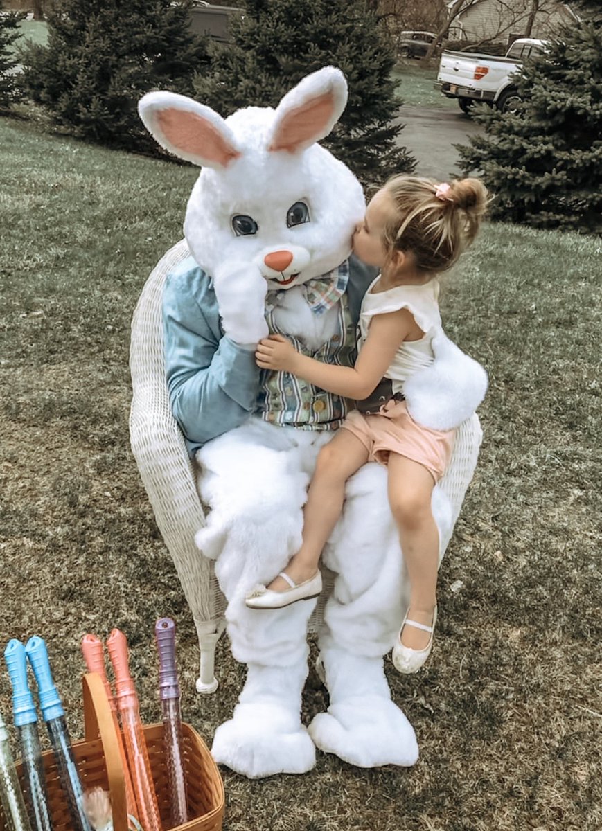BeckahWiggins's tweet photo. Annual Darcey Easter Egg Hunt 🐰🌸 #EasterBunny #cousinlove #maddierae #jackryan https://t.co/TXKsbzV65O
