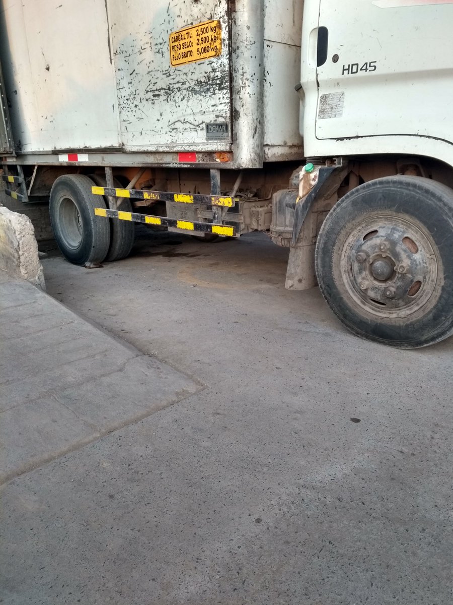 lorenavigo's tweet photo. @indeciperu @PoliciaPeru @Muni_Lurin una historia de nunca acabar, un lugar reservado para discapacitados siendo ocupado por una camioneta que descarga sus productos. Historia de todos los días en el mercado Virgen de las Mercedes. #hastacuando https://t.co/4t8cNcHwfS