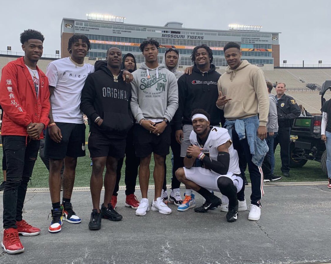 MattConnolly___'s tweet photo. From Tee Higgins’ Instagram- Several Clemson players, including Higgins, Isaiah Simmons and Cornell Powell, went to Missouri’s spring game to support Kelly Bryant. Pretty cool and says a lot about how Bryant’s former teammates feel about him. https://t.co/wNPVIVcAzt
