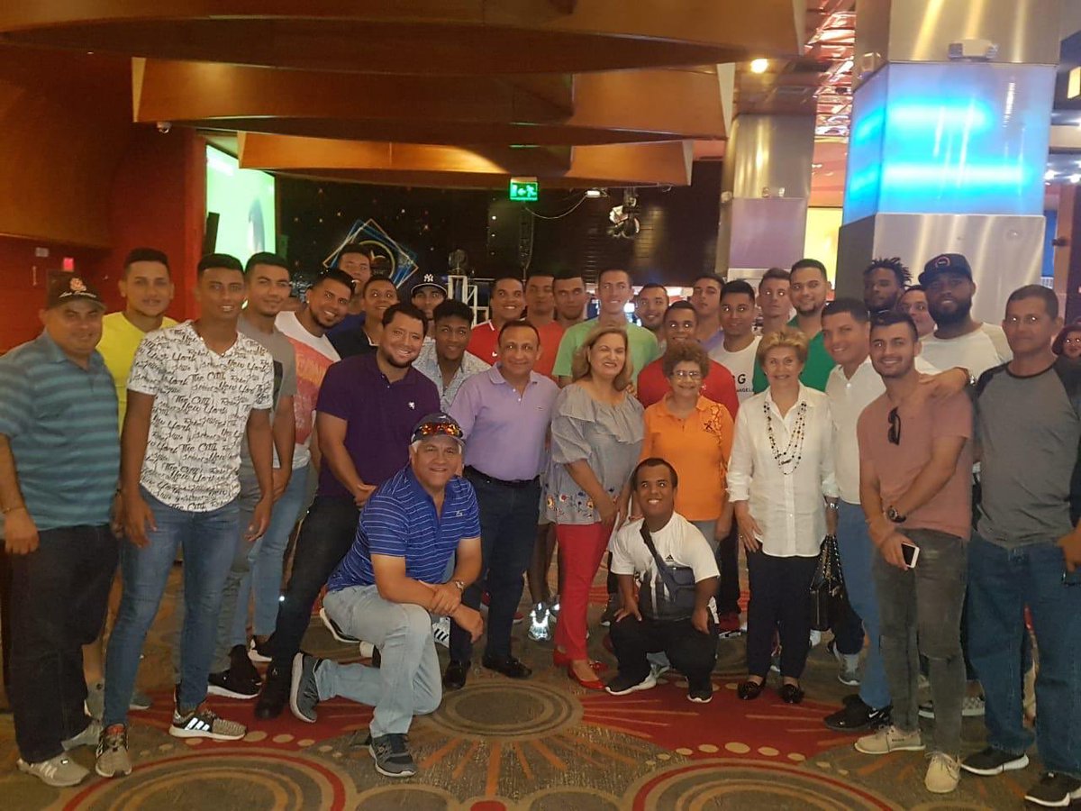 FusabLS's tweet photo. #FUSAB brindó hoy un almuerzo en Majestic Casino a nuestro equipo Mayor para expresarle nuestro apoyo incondicional y darles palabras de motivación.
Estuvo presente la excelentísima ex Presidenta Doña Mireya Moscoso, miembro de #FUSAB.
Juntos somos más fuertes.
#ArribaLosSantos https://t.co/vhBIImh9iq