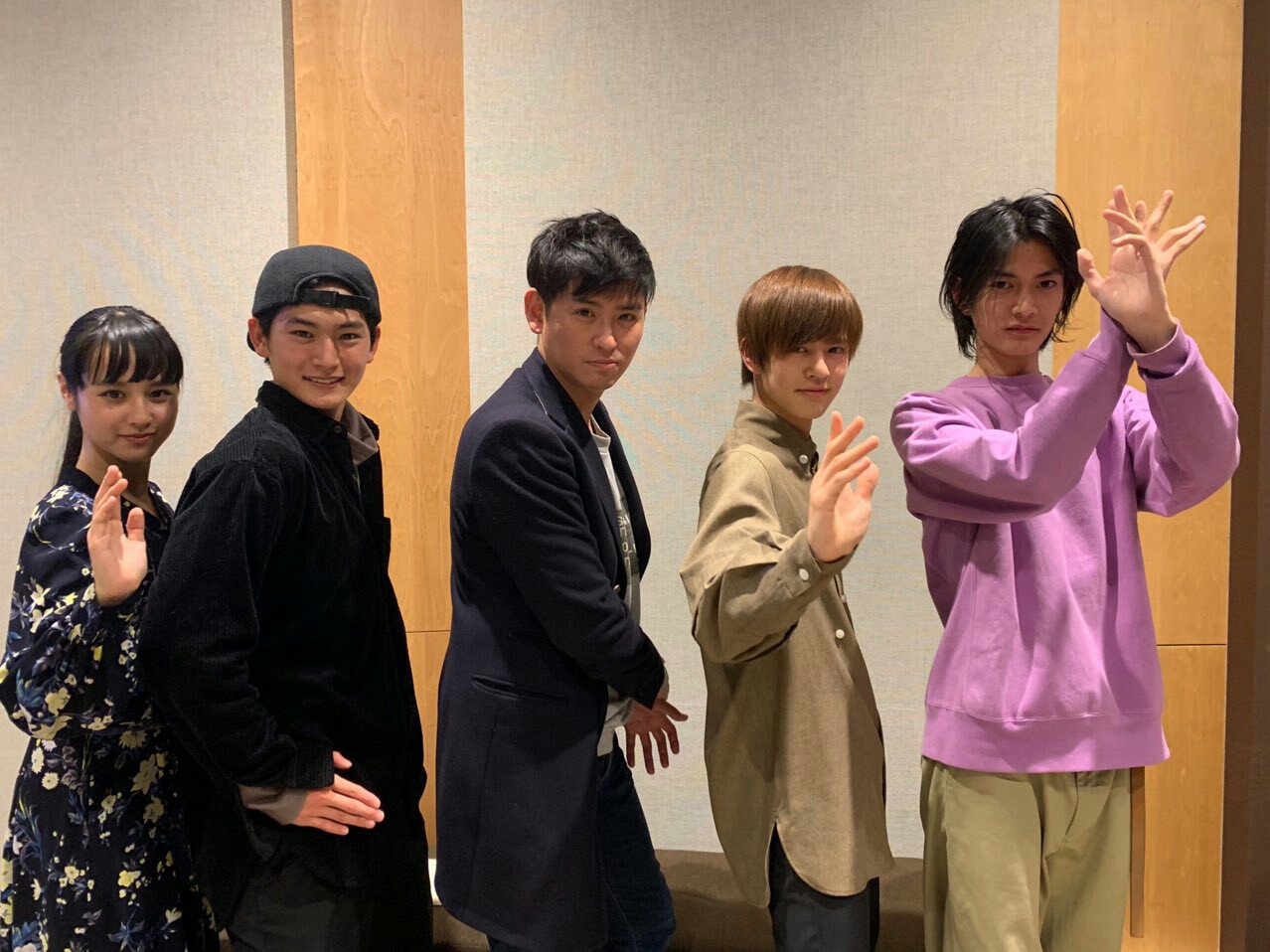 Twitter 上的 でるた ジオウ俳優陣と賀集利樹さんで 右からアギトの変身プロセスを順に再現してるこの画像いいなあ 最後のツクヨミちゃんかわいい T Co Jsgchemmip Twitter