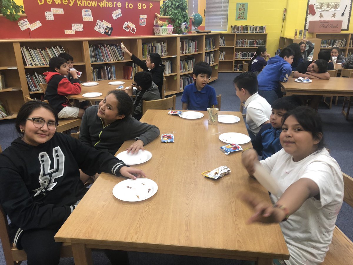 Fabulous Friday Evening at Herff Academy! 3-7th graders enjoy pizza while learning! Open Registration was a huge success with popcorn and popsicles! Thank you staff and parents!@SAISD <a href="/SAISDBilingual/">Dual Language , ESL & Migrant, SAISD</a>  <a href="/OliviaHdzC/">Dra. Olivia Hernández</a>