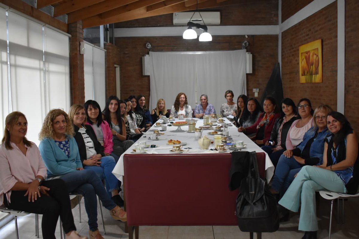 FDONAIRES's tweet photo. Capacidad, experiencia y futuro en esta gran mesa se compañeras de la tercera sección electoral de #AlternativaFederal . Felicitaciones. https://t.co/hnyvsX9rdP