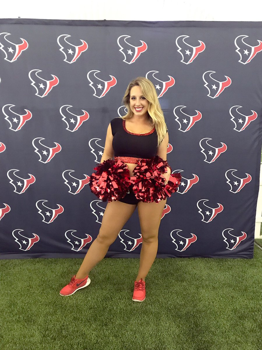 McKennaWeeks's tweet photo. I am so proud of myself today! I went to my first NFL cheer tryout and made it to the cut right before semi-finals! I worked hard for this and I couldn’t be happier with how I performed. I’m not done chasing this dream and making my little family proud! ❤️💙🏈 #htctryouts2019 https://t.co/hCkzgfFcTH
