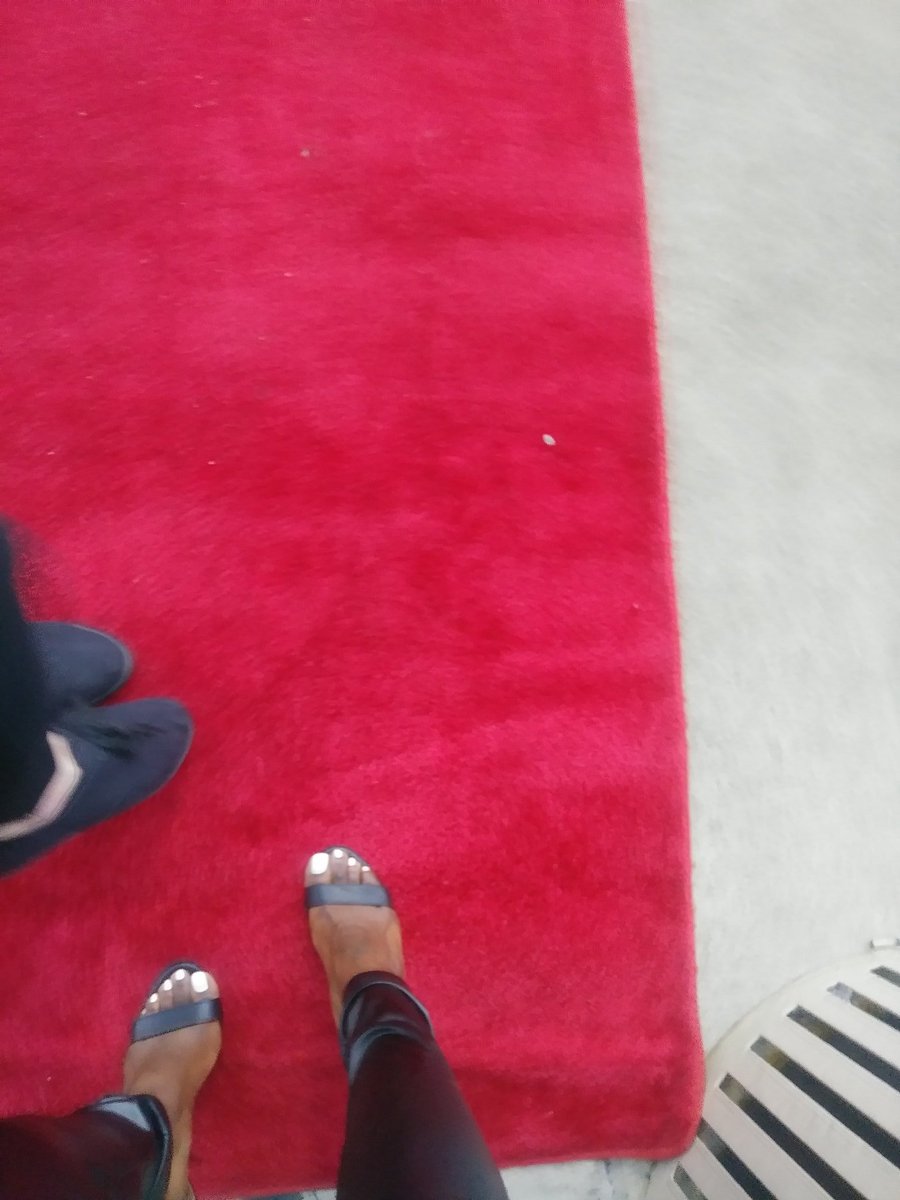 LoveAuset's tweet photo. This night is about to be interesting 😜 They done brought out the red carpet and pink limo. Let the shenanigans begin 💜 #LOVE #GoesOut https://t.co/yPHATzFQp8