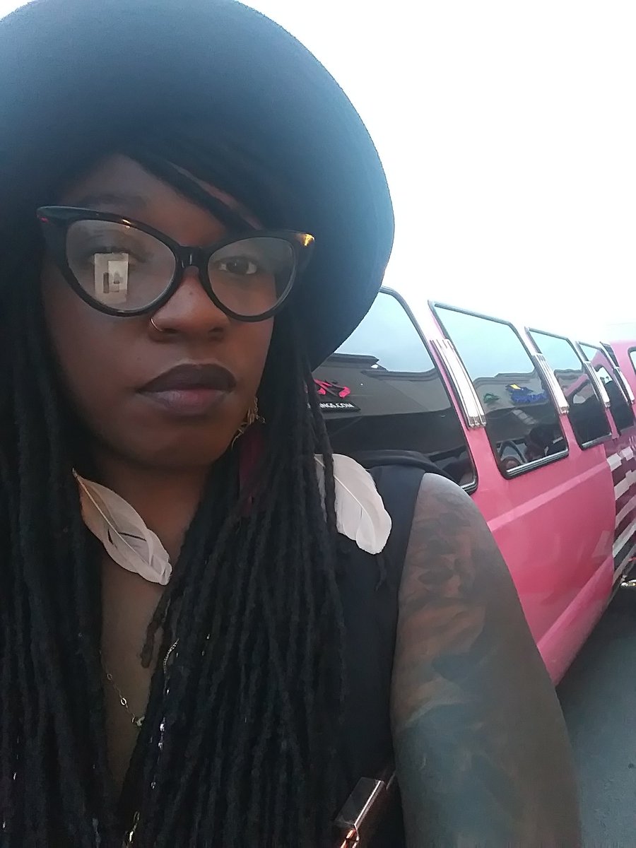 LoveAuset's tweet photo. This night is about to be interesting 😜 They done brought out the red carpet and pink limo. Let the shenanigans begin 💜 #LOVE #GoesOut https://t.co/yPHATzFQp8