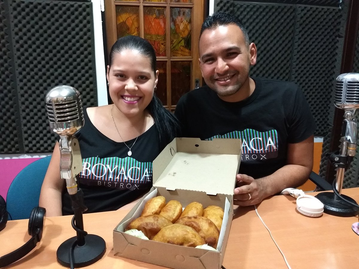 Accesoradiook's tweet photo. Gracias #YosfellShow y #BoyacaBistro por haber sido parte del programa!
Yosfell nos regaló su música y contó cómo une sus dos pasiones: canto y enfermería.
María Gabriela y Héctor nos deleitaron con las sabrosas empanadas venezolanas que elaboran.
😉🇦🇷🇻🇪📻 https://t.co/RY0ALs0Dv8