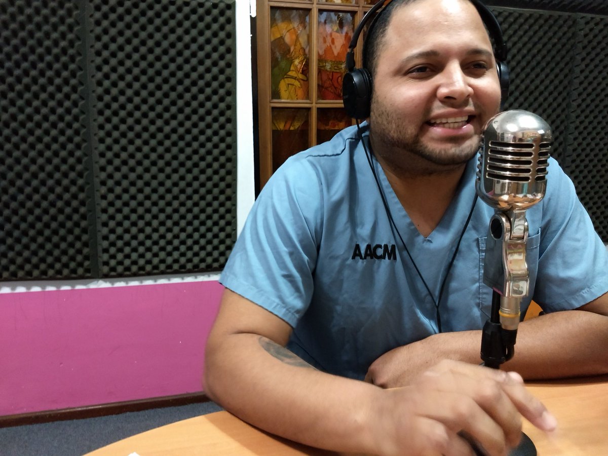 Accesoradiook's tweet photo. Gracias #YosfellShow y #BoyacaBistro por haber sido parte del programa!
Yosfell nos regaló su música y contó cómo une sus dos pasiones: canto y enfermería.
María Gabriela y Héctor nos deleitaron con las sabrosas empanadas venezolanas que elaboran.
😉🇦🇷🇻🇪📻 https://t.co/RY0ALs0Dv8