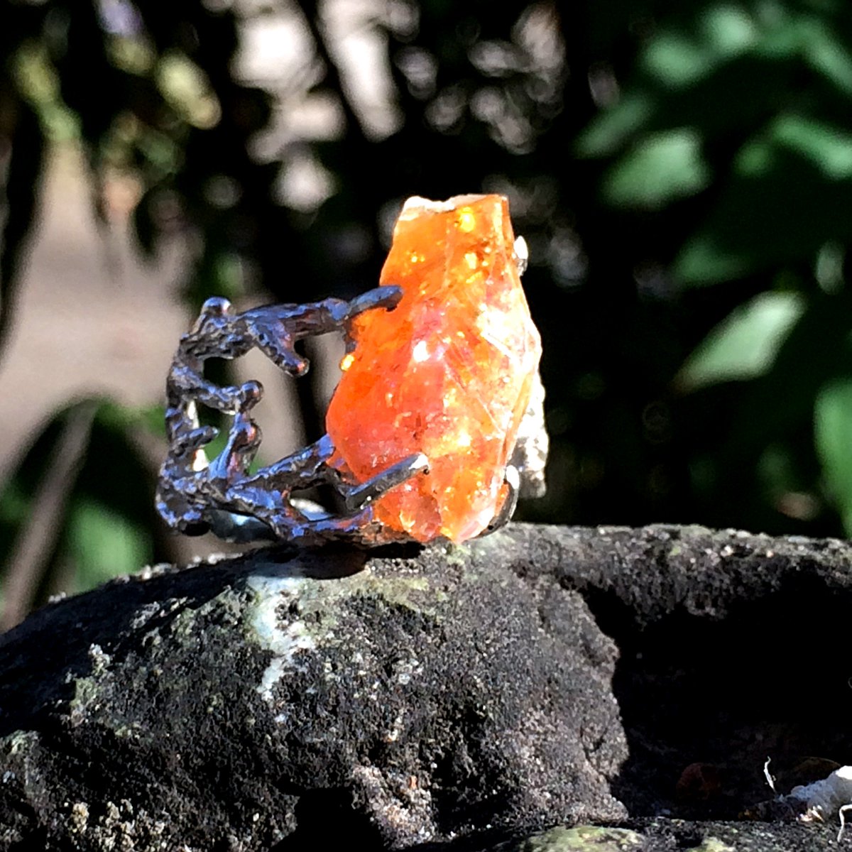 HinaPianaS's tweet image. Raw topaz chunky ring #statementring #boldring #branchring #uniquering #rawstone #etsyjewelry #bohoring #oneofakind
etsy.com/listing/618579…