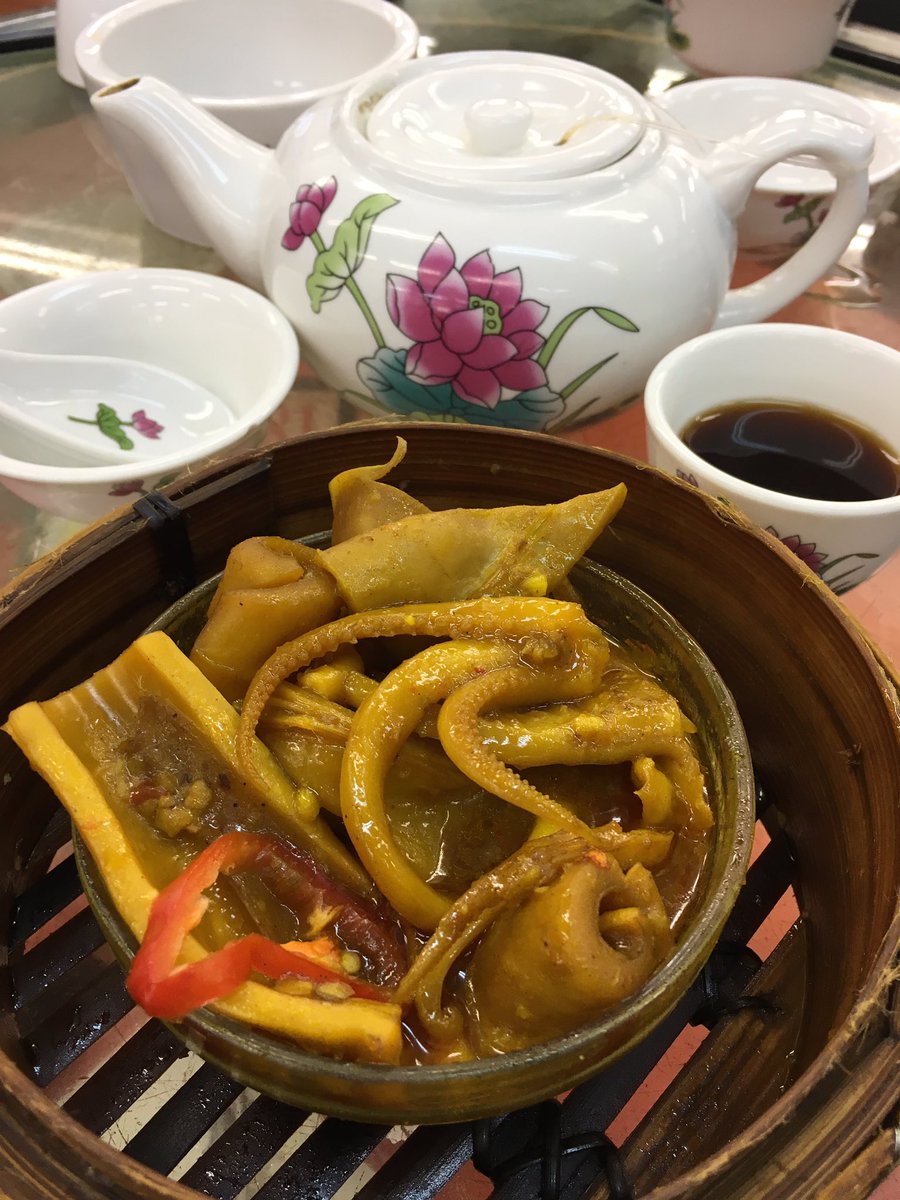 easyliving01's tweet photo. 香港 西環 蓮香居
蓮香居の点心
もはや香港料理だかなんだかわからないもの食べてる。
豚の内臓か何かだと思ってたら下からゲソが出てきてイカだとわかった😄
#香港 #西環 #蓮香居 #hongkong #LinHeungKui #SheungWan https://t.co/m1evnwzBWM