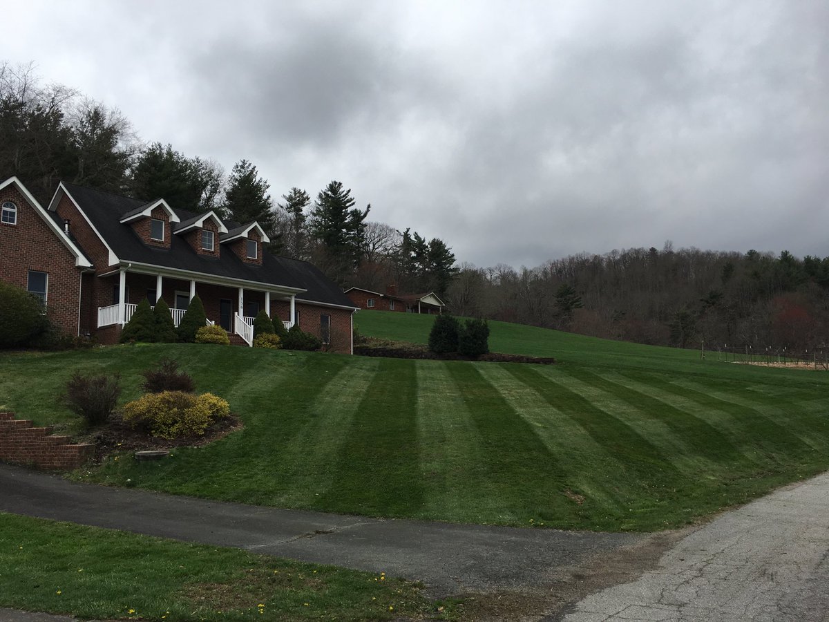 bl_barnes's tweet photo. Came home this weekend to do a little yard Maintenance before the rain#😬 https://t.co/QYOvoJIJk3