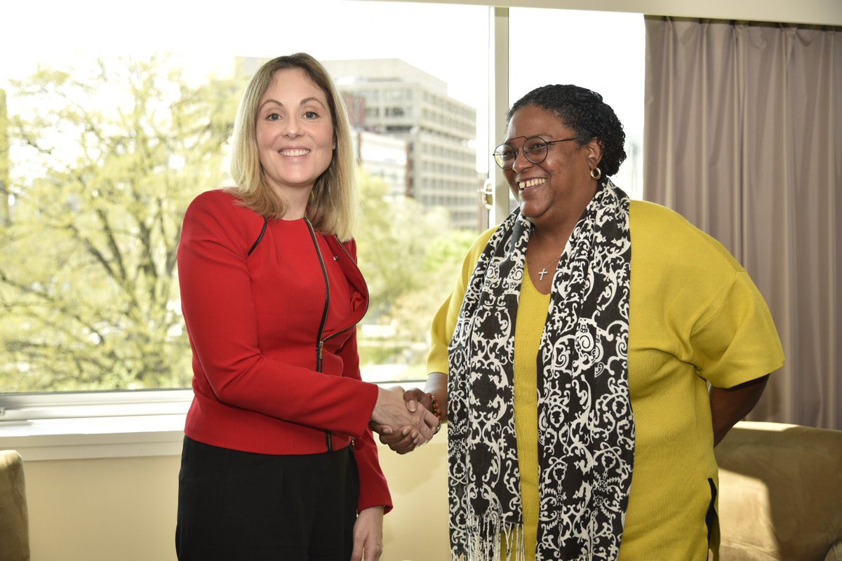EIB's tweet photo. A fruitful meeting !  EIB VP @_EmmaNavarro meets #Barbados Prime Minister @miaamormottley and the country’s delegation #IMFMeetings  #WBGMeetings 
#EUatSpringMeetings https://t.co/6jziYvsy3c