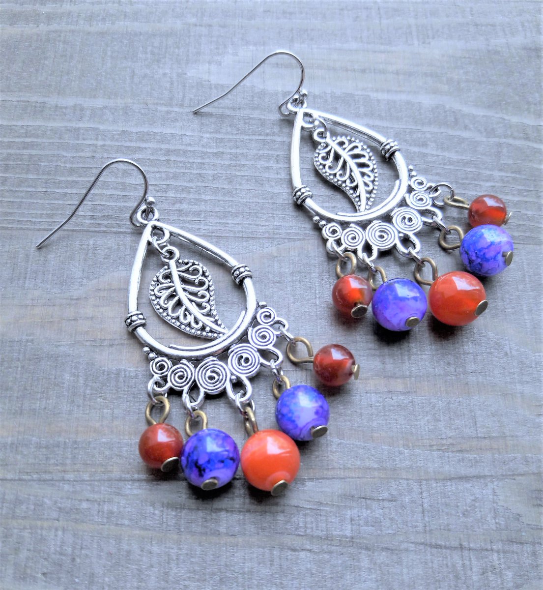 Earthymesia's tweet photo. 🌻Red Blue Chandelier Earrings
Red Agate &amp; Blue Vein Glass Beaded. Leaf Charm. Silver Tone. Colorful Dangle Drop Earrings.
🌿Link To Earrings: https://t.co/uLzeNm4xQY
🌻My shop: https://t.co/OSDUnc3zcf 
#handmade #etsy #gifts #bohojewelry #leaf #elegant #bohochic #earrings https://t.co/7B7peWt8iU