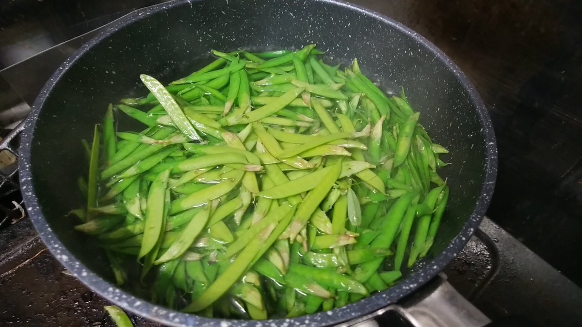 みなせ かばやき蓄養なう このままモシャモシャ食べる おお 結構行ける 大きいのはさやは硬いけど きちんと豆の味がするぞ 小さいのはサヤごと美味しい