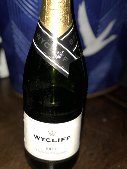 They gave our table a free bottle https://t.co/rXFph1JTnp<a href="/tag/classicweek"class="tags"><span>#classicweek</span></a><a href="/tag/gohornets"class="tags"><span>#gohornets</span></a><a href="/tag/hornetnation"class="tags"><span>#hornetnation</span></a><a href="/tag/beataa"class="tags"><span>#beataa</span></a>