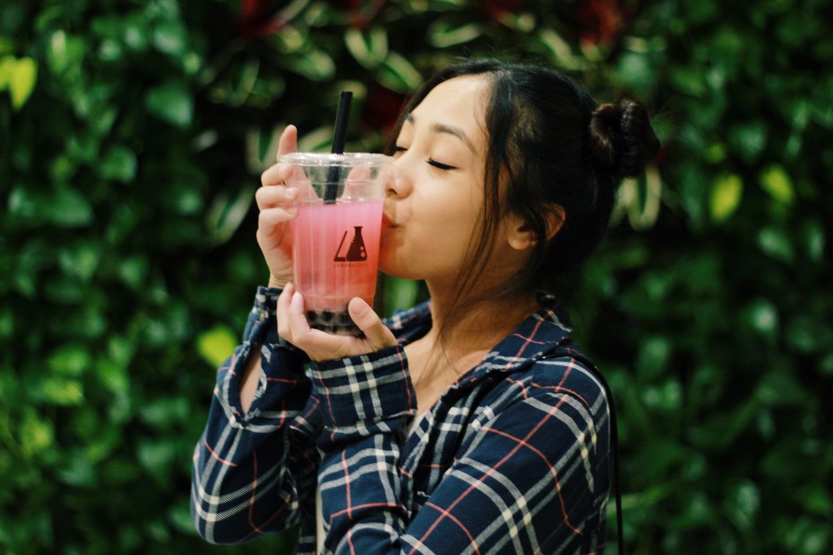 SoundfuI's tweet photo. my friend is trying out his camera and he’s doing pretty good. :)
Here’s me and my boba 🥰 https://t.co/KbZ5xbAdEY