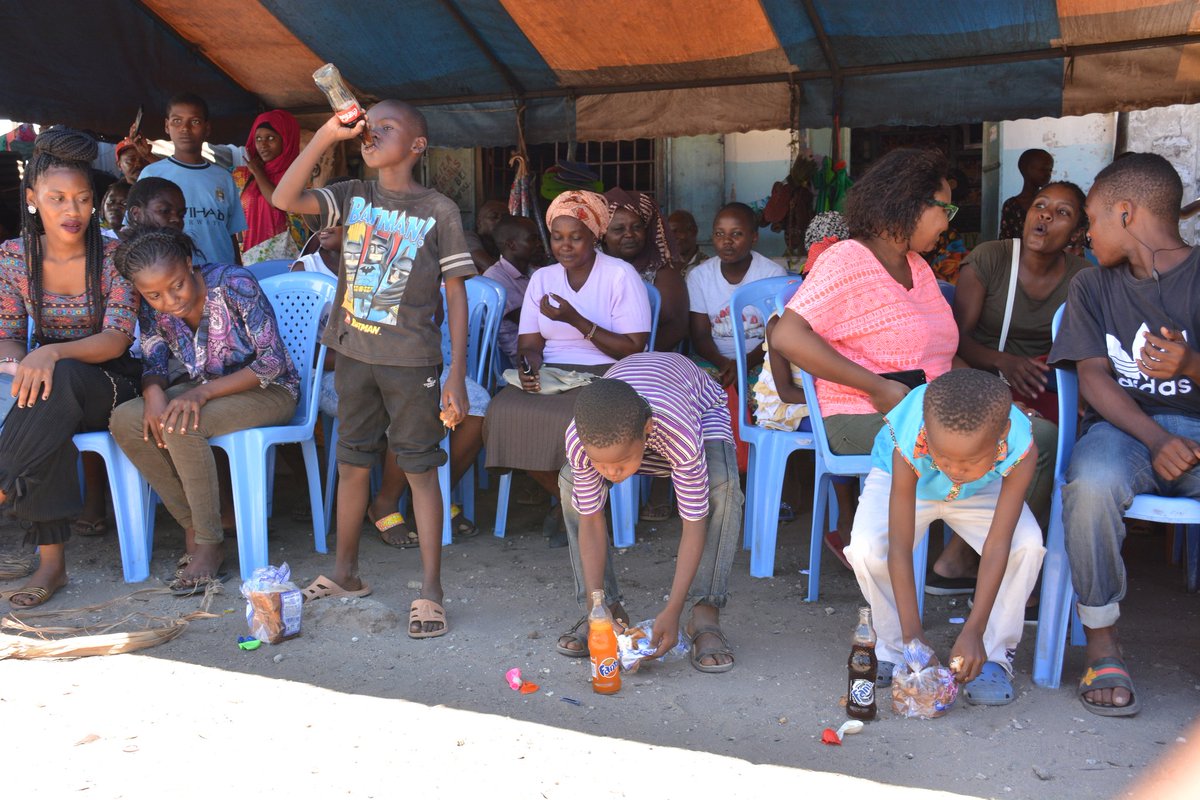 ManyattaYouth_m's tweet photo. #SavetProject We have to Mould our youth from childhood level so that they keep of extrimist ideologies. Children engaging in eating competition at a PCVE Arts and Dialogue Baraza @theGCERF @tendasasa @NdunguWainaina @NicholasSongora @ForumSydHubESA @CICCTrust https://t.co/3nWR5oMf25