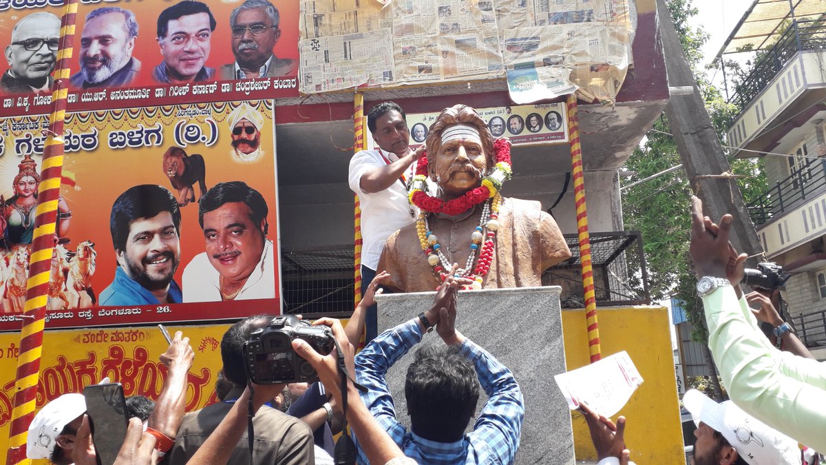 JoinPrakashRaj's tweet photo. Loved & welcomed by his citizens in C V Raman Nagar, time to see a stronger candidate from BANGALORE central in the parliament. Let’s break the jinx get a independent candidate & create history ! #WhistleGeVoteHaaki #prideofkarnataka #prakashraj #bangalorecentral #serialno14 https://t.co/D2eVBL5Vcx