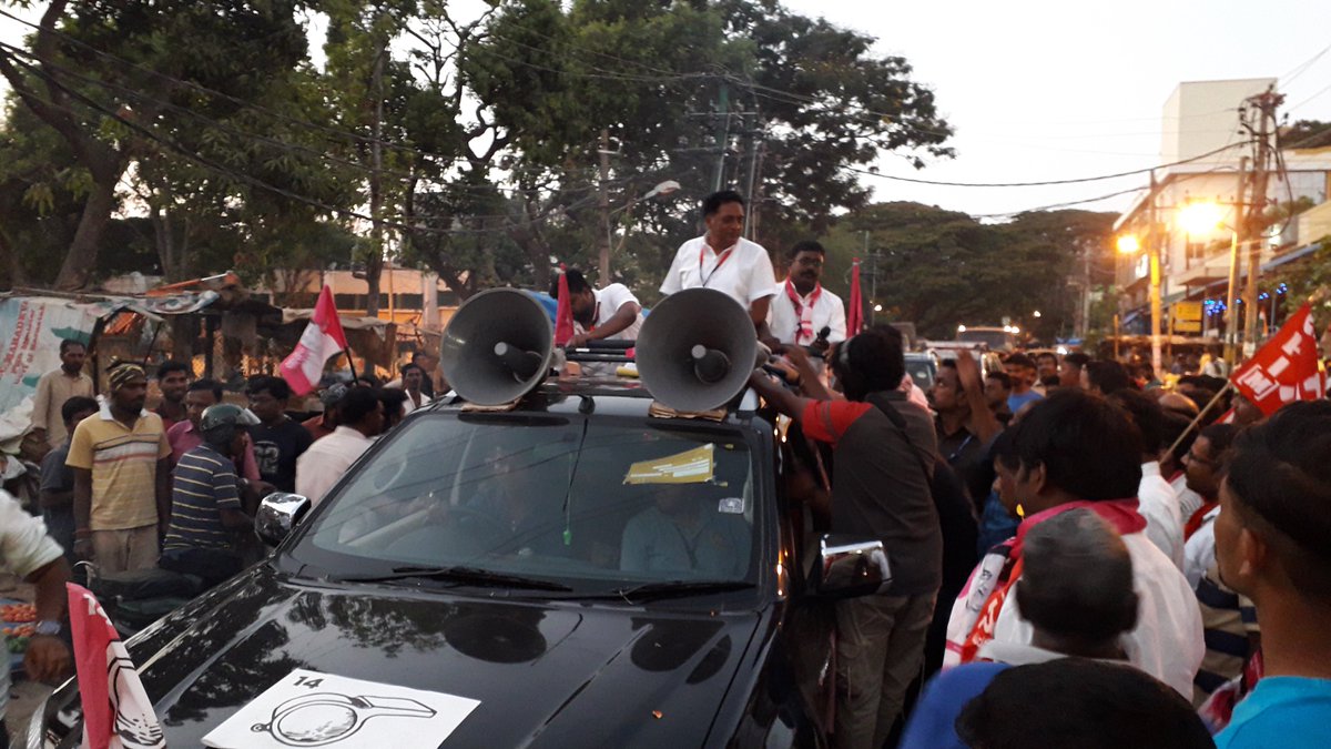 JoinPrakashRaj's tweet photo. Loved & welcomed by his citizens in C V Raman Nagar, time to see a stronger candidate from BANGALORE central in the parliament. Let’s break the jinx get a independent candidate & create history ! #WhistleGeVoteHaaki #prideofkarnataka #prakashraj #bangalorecentral #serialno14 https://t.co/D2eVBL5Vcx