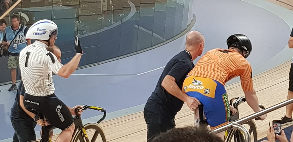 JacquiR12's tweet photo. @sixdaycycling Sprint excitement #homeofcycling #SixDayBrisbane #cycling #cyclinglife #cyclist https://t.co/cJebq4HYY2