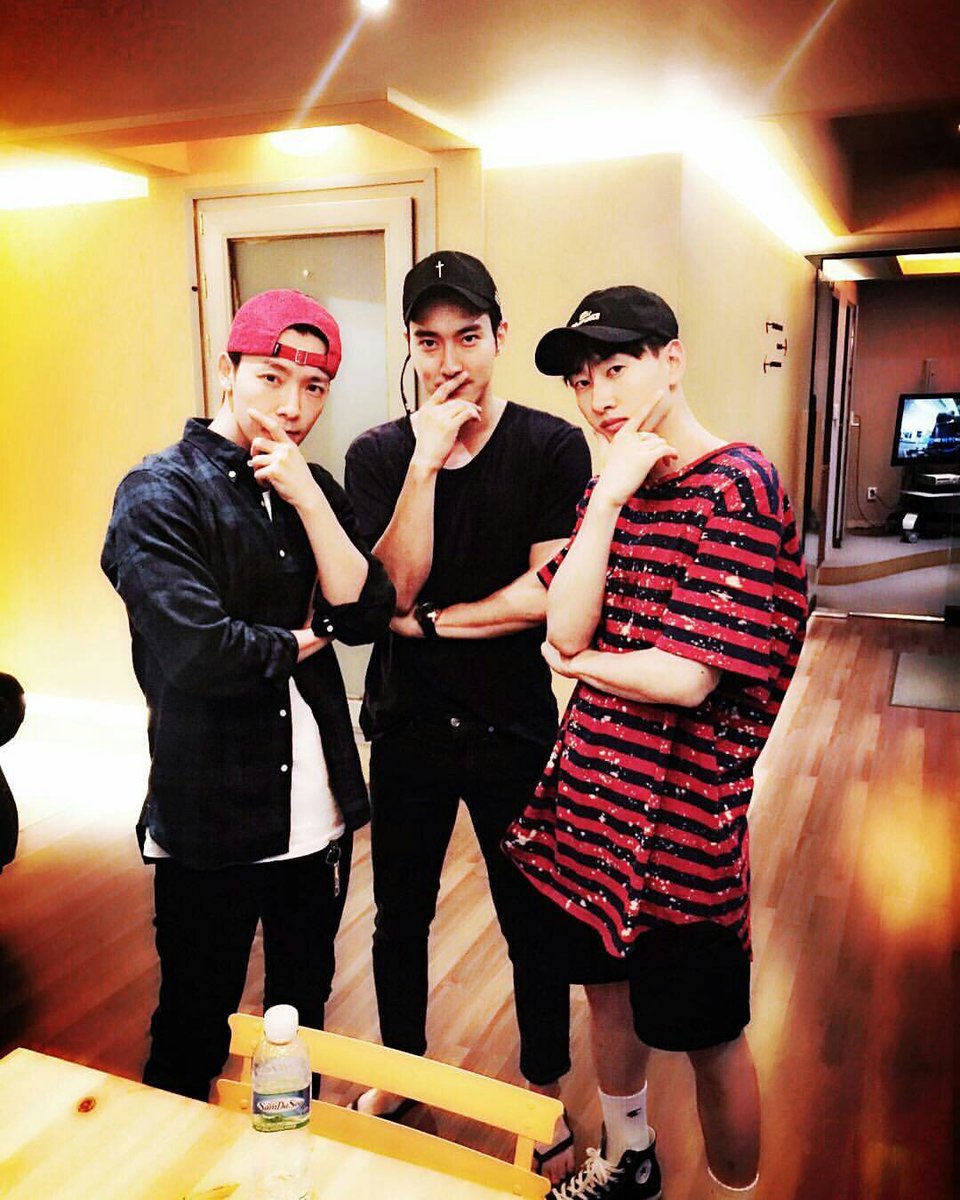 NUTmeKYU's tweet photo. โคตรสงสารพี่วอนคือพี่แกอยากเข้าร่วมยูนิตD&amp;Eมากๆอ่ะแต่อยู่ไม่ได้เพราะสูงเกินไปและชอบทำท่าทางสไตล์อเมริกัน คือแฝดทำท่าทางแบบพี่วอนไม่ได้ ตอนนี้ก็เลยเป็นได้แค่เป็นได้แค่นายทุนและแฟนคลับนัมเบอร์1 เท่านั้น 🤣🤣🤣 ล่าสุดคือโดนไล่ให้ไปซื้อบัตรมาดูคอนเอง https://t.co/SUIkl8FDa3