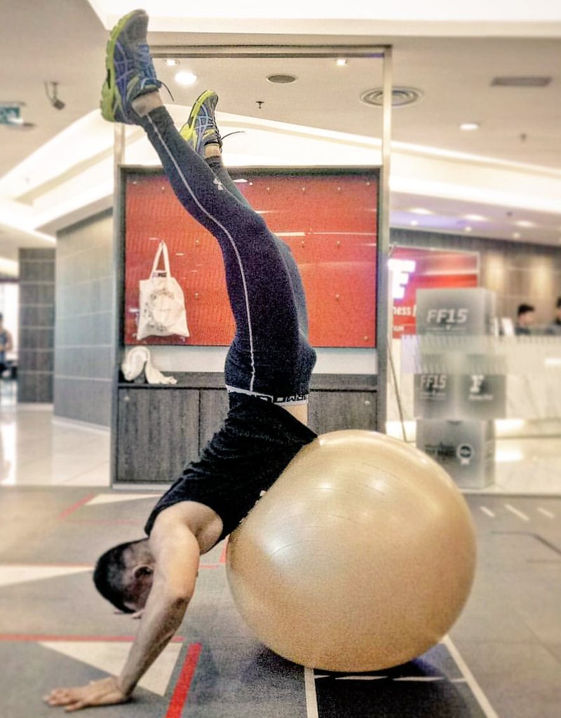 AbangOmar's tweet photo. Fitball Core Pilates #pilates #corestrength #gym
#swissball #bloodflow #posture #bodybalance
#internalexercise #fitnessfirst #healthiswealth
#untuksihatdemikesihatan https://t.co/r6qbmTq1X6