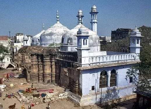 'Communal Hindus' forcefully constructed  Temple walls  under the Dome of this mosk  ~ A 'Secular' #Fiberal 

Indian version of Secularism
#GangaJamuniTahzeeb
#ReclaimTemples 
#Savetemples