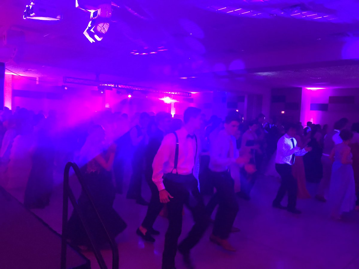 mrsmarrs_mhs's tweet photo. Loved being a part of y’alls night❣️❣️ #prom2k19 #aglowingevening #memorywalk 💃🏻🕺 https://t.co/9IR2bEiWk1