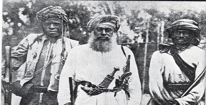 هل تعلمون إن هذا الشيخ المتسلح ببندقيتين ومسدس وخنجر سعيدي هو بشير بن سالم الحارثي  قائد #النضال_العُماني_ضد_الألمان وانتهى النضال العُماني ضد الألمان   
 بإعدام الشيخ بشير يوم 15 ديسمبر 1889م.