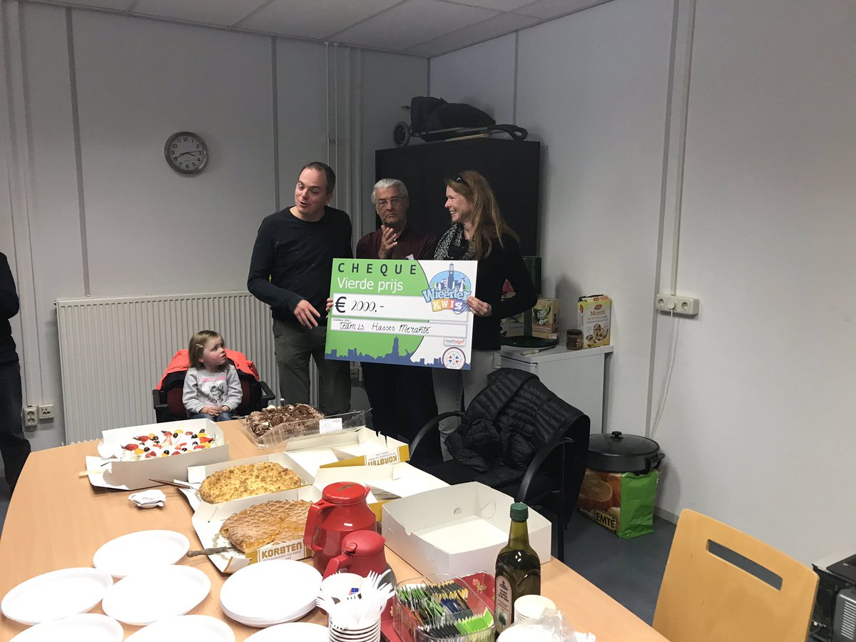 GroenewoudWeert's tweet photo. Bij het #RepairCaféWeert kregen we bezoek van team Hasses Merante, één van de winnaars v/d #Wieërterkwis Ze namen de cheque met het geweldige bedrag(!) voor ons mee. GEWELDIG! https://t.co/2slC7Wkxs8
