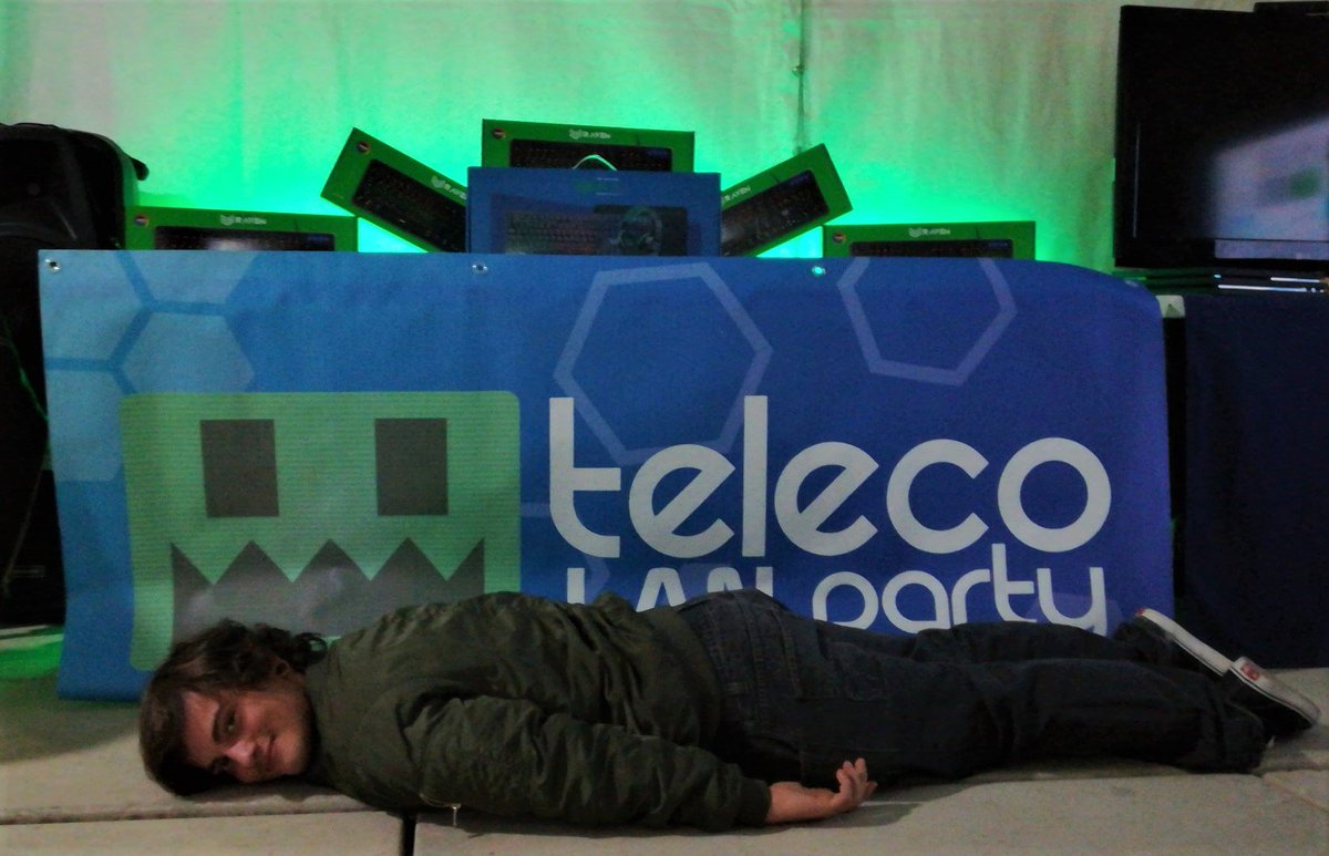 pablik0o's tweet photo. pues na si no me lo llevo por lo menos he probado el suelo #telecolanparty #tlp11 @_BG_Gaming @TelecoLANParty https://t.co/yf2dLTl6T1