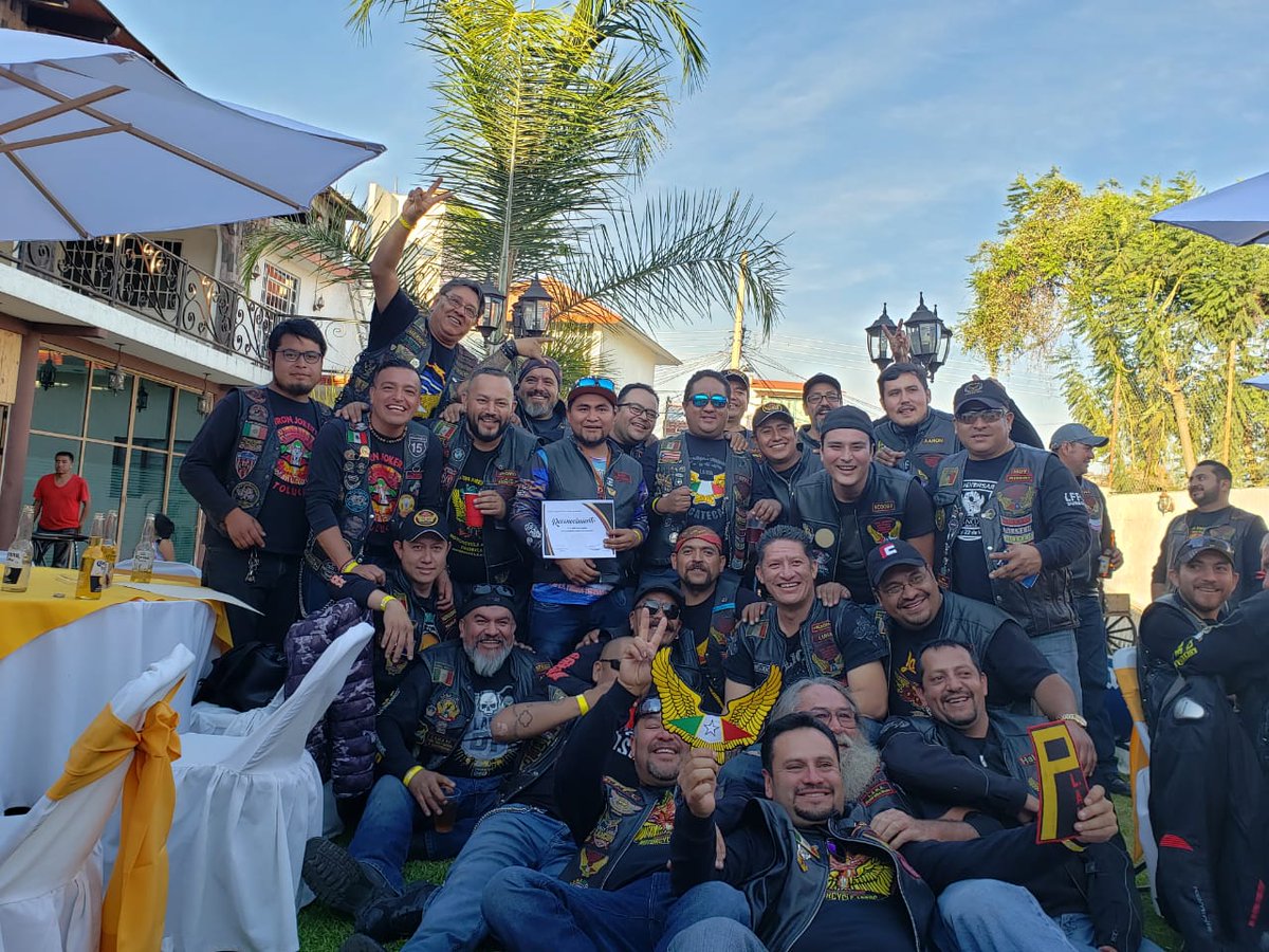 LAMAMxOficial's tweet photo. Así de bien se la pasa la hermandad de L.A.M.A. México en el aniversario de L.A.M.A. Toluca, cientos de motos de distintos estados de la república y uno que otro capítulo extranjero hacen presencia. ¡Felicidades hermanos Choriceros por tan buen festejo!😎🤟
#LAMAMx #LAMAToluca https://t.co/iopz8TEpqS