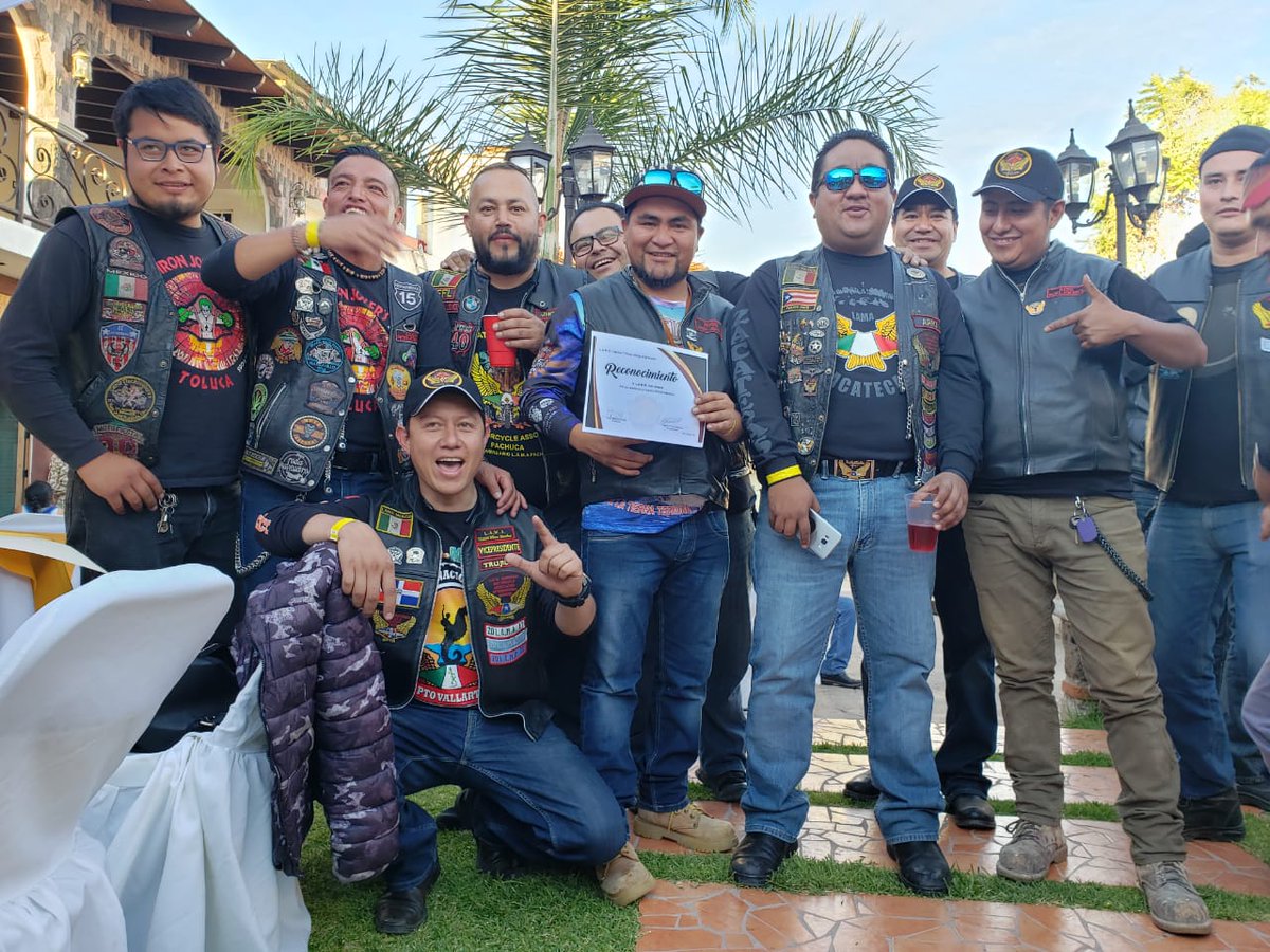 LAMAMxOficial's tweet photo. Así de bien se la pasa la hermandad de L.A.M.A. México en el aniversario de L.A.M.A. Toluca, cientos de motos de distintos estados de la república y uno que otro capítulo extranjero hacen presencia. ¡Felicidades hermanos Choriceros por tan buen festejo!😎🤟
#LAMAMx #LAMAToluca https://t.co/iopz8TEpqS