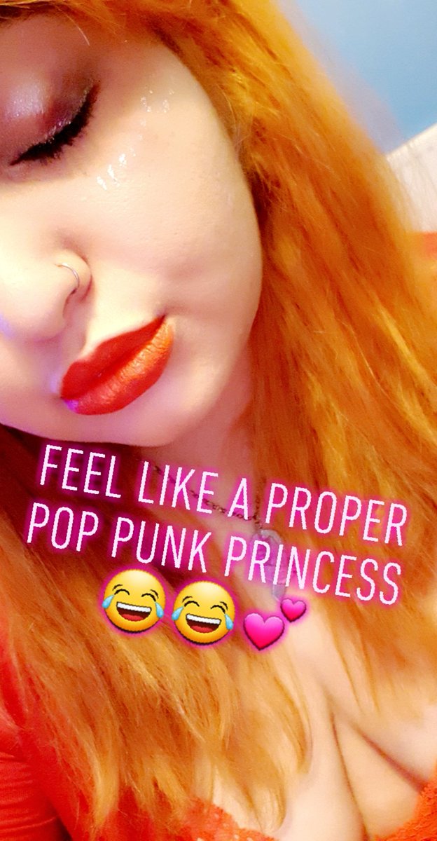 x_ourania_x's tweet photo. Had such a lovely afternoon with high school friends! Massive Leeds win!! Chilled evening and then I relived my teen years for a bit ... honestly life is good! .. #myfriendsareamazing #poppunkprincess #selfie #snapchat #lufc https://t.co/bjgZnnuOWd