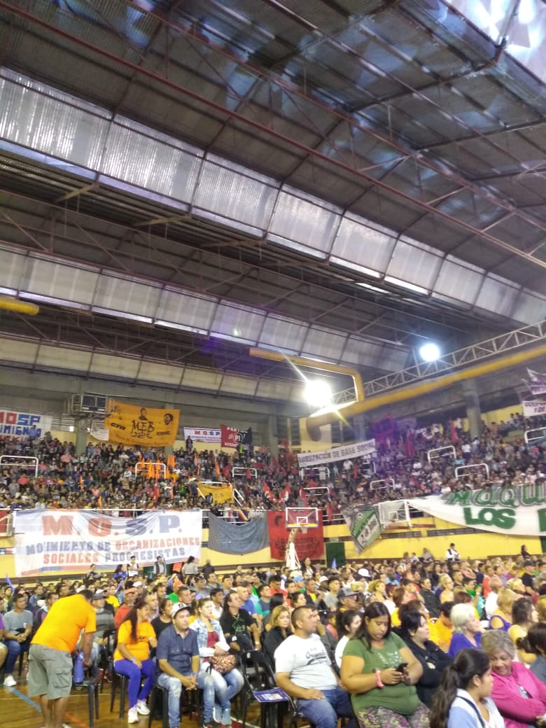 JSRosario_'s tweet photo. El jueves pasado, las organizaciones sociales del #FrenteProgresista coparon el estadio del club provincial, porque quieren a @VeroIrizar intendenta y a @AntonioBonfatti gobernador!
Les dejamos algunas fotos ✊🌹 https://t.co/oI65xS834s