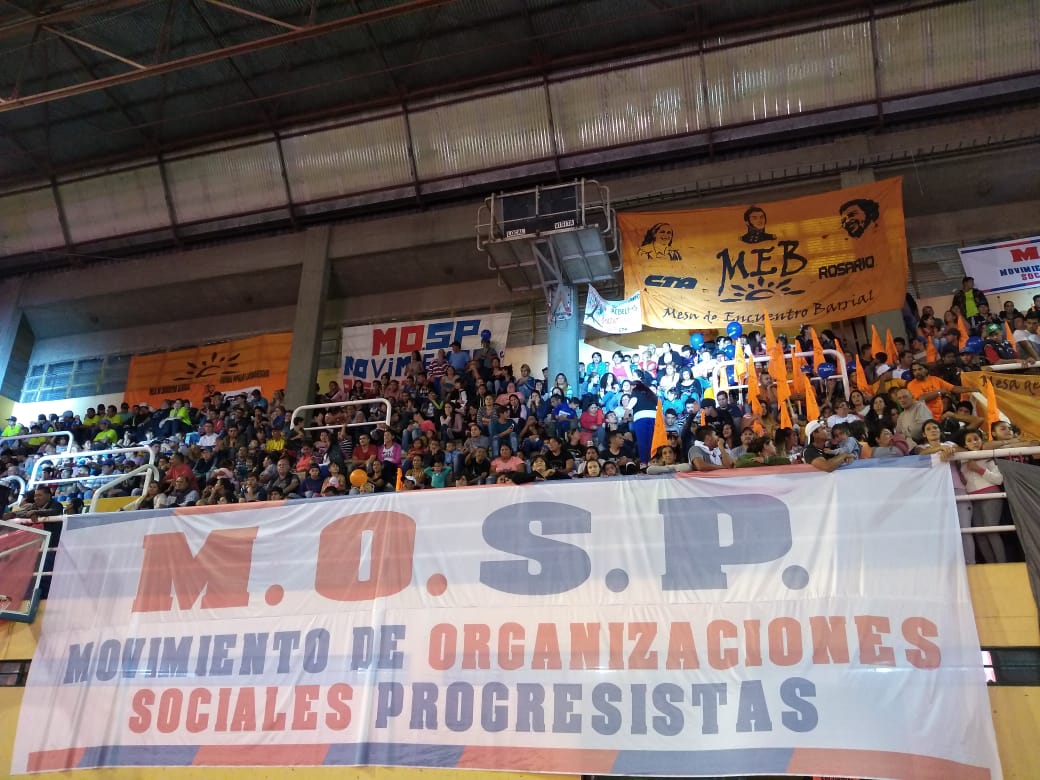 JSRosario_'s tweet photo. El jueves pasado, las organizaciones sociales del #FrenteProgresista coparon el estadio del club provincial, porque quieren a @VeroIrizar intendenta y a @AntonioBonfatti gobernador!
Les dejamos algunas fotos ✊🌹 https://t.co/oI65xS834s