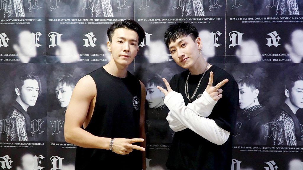 Dear ELF!! Are you ready??? Online tickets are start now! You all can start grabbing your ticket via Ticket Charge (premier.ticketcharge.com.my), or pay a personal visit to certain ticket booths. 
FACEBOOK : MIC ENTERTAINMENT GROUP