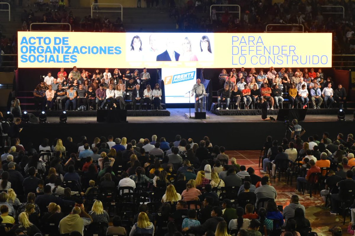 JSRosario_'s tweet photo. El jueves pasado, las organizaciones sociales del #FrenteProgresista coparon el estadio del club provincial, porque quieren a @VeroIrizar intendenta y a @AntonioBonfatti gobernador!
Les dejamos algunas fotos ✊🌹 https://t.co/oI65xS834s