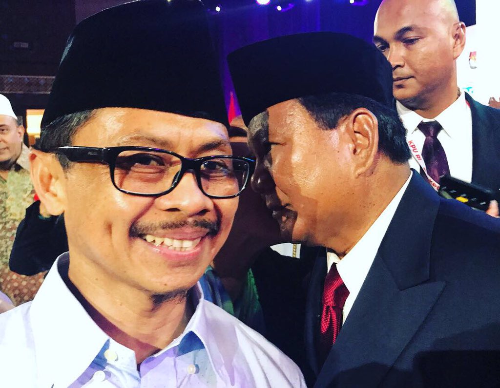 Capres Prabowo Subianto membisikkan: “perjuangan kita malam ini selesai. Mohon doakan Ustadz, semoga Allah ridhoi dan berikan hasil yang diharapkan”. Ayo’ teman-teman, masanya kita kecangkan doa, dibangun di atas optimisme dan harapan. Insya Allah menang!