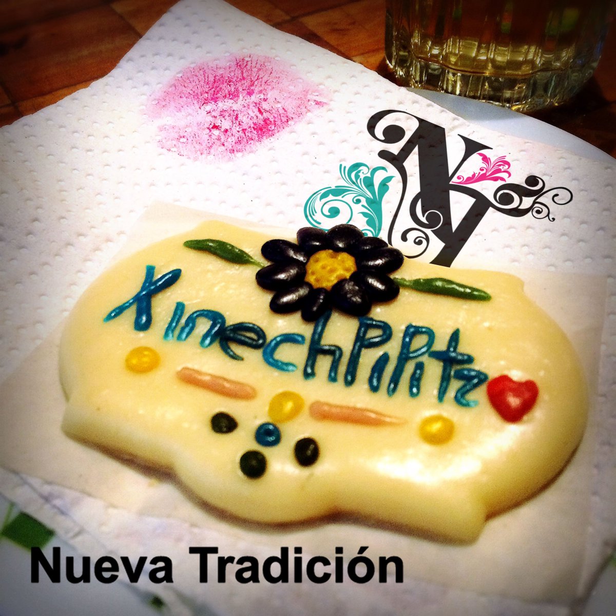 NuevaTradicion's tweet photo. “Xinechpipitzo” ❤️😘❤️

“Bésame” ❤️😃❤️

“Kiss me” ❤️😬❤️

#dulces #hechoamano #artesanal #confiteria #nahuatl #diainternacionaldelbeso #compralocal #cultura #tradicion #handmade #confectionery #dessert #internationalkissingday #culture #candy #love #kiss #lenguaje #shoplocal https://t.co/aMDYc928qe