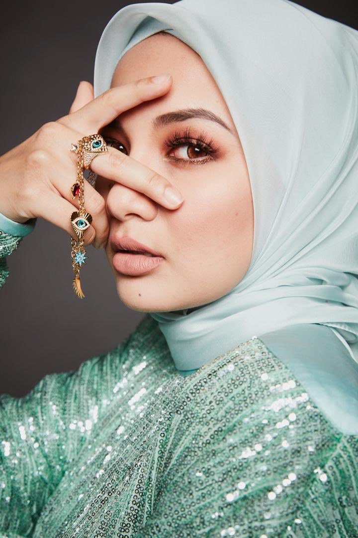 Neelofa's tweet photo. Keeping the eyes open for the sparkly @swarovski spring collection! 😍 #Swarovski #Followyourinstinct #FOSMY https://t.co/LX43cy6KC4
