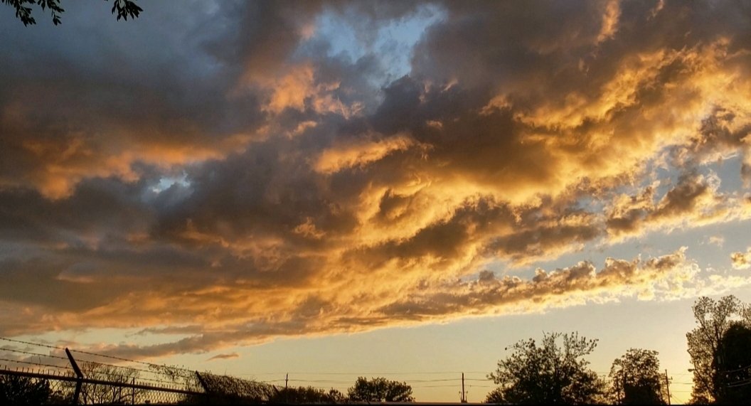 myblake14's tweet photo. Sunset in #houston #houwx tonight. @abc13eyewitness @weatherchannel #txsky @amhq @TravisABC13 @stormfrontfreak @WeatherNation @weathernetwork @spann @TWCAlexWilson @JimCantore @StephanieAbrams https://t.co/PcfngMqIYQ