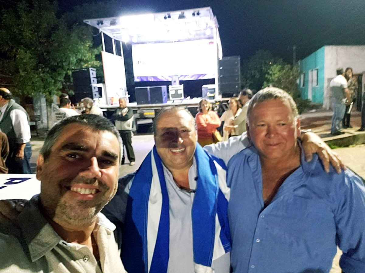 155Favio's tweet photo. Hermoso acto de Pablo Duarte , acto realizado en barrio Arpi .  Felicitaciones cada vez mas y mas vecinos se suman a su propuesta JUNTO a Antia a la Presidencia  .   A   LA MANERA DE CERRO LARGO @cmorel93 @sergiobotana @Antia_Enrique @MejorPaisUy https://t.co/EZkSkvgs47
