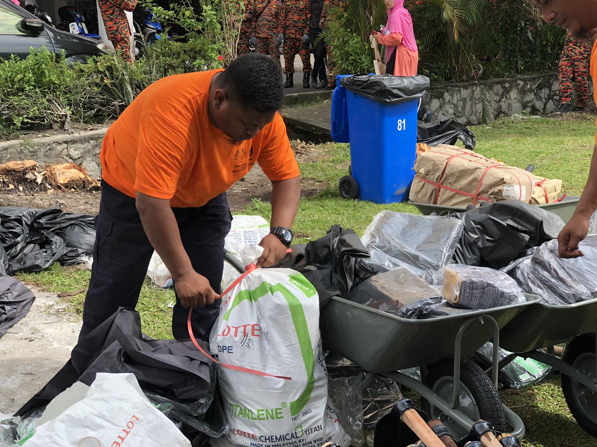 kpkt_gov's tweet photo. Masyarakat setempat bersama dengan anggota @bombaJBPM bergotong-royong membersihkan kawasan-kawasan berdekatan seperti longkang dan kawasan parkir sebagai usaha mereka dalam membasmi nyamuk aedes dan penyakit denggi. https://t.co/hWoFpuynB6