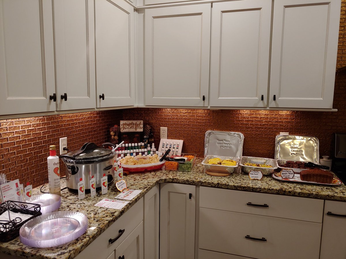 _sara_hannah's tweet photo. We had a great night at our #Tryazon #TryThrive party tonight! We had some super yummy food, and all of it was made with Thrive Algae cooking oil! Thanks for the opportunity and excuse to try some new great tasting oil while hanging with friends @Tryazon @thrivealgae !!! https://t.co/kTmSQi6aBv