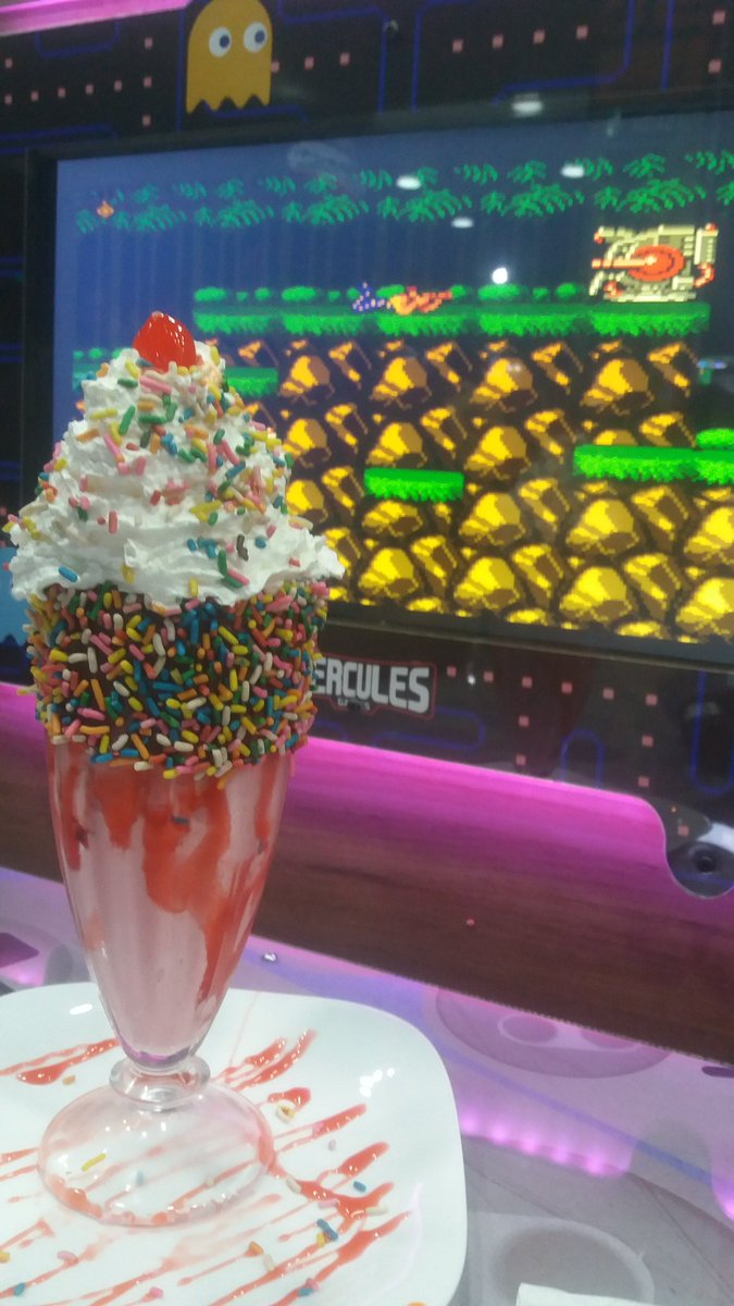 Privixen's tweet photo. Tem coisa melhor comer esse delicioso hambúrguer com fritas com delicioso milk shake de morango? E imagina tudo isso jogando vídeo game? Só no charada burguer sensacional 🍔🍟😛
#charadaburguer #games
#videogames #buguer https://t.co/8hkajfJFSy