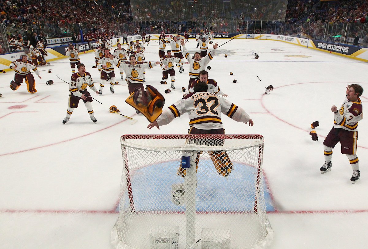 NCAAIceHockey's tweet photo. Mad dash to the goalie! 💨

#FrozenFour 🏆 https://t.co/QkRFYUZBne