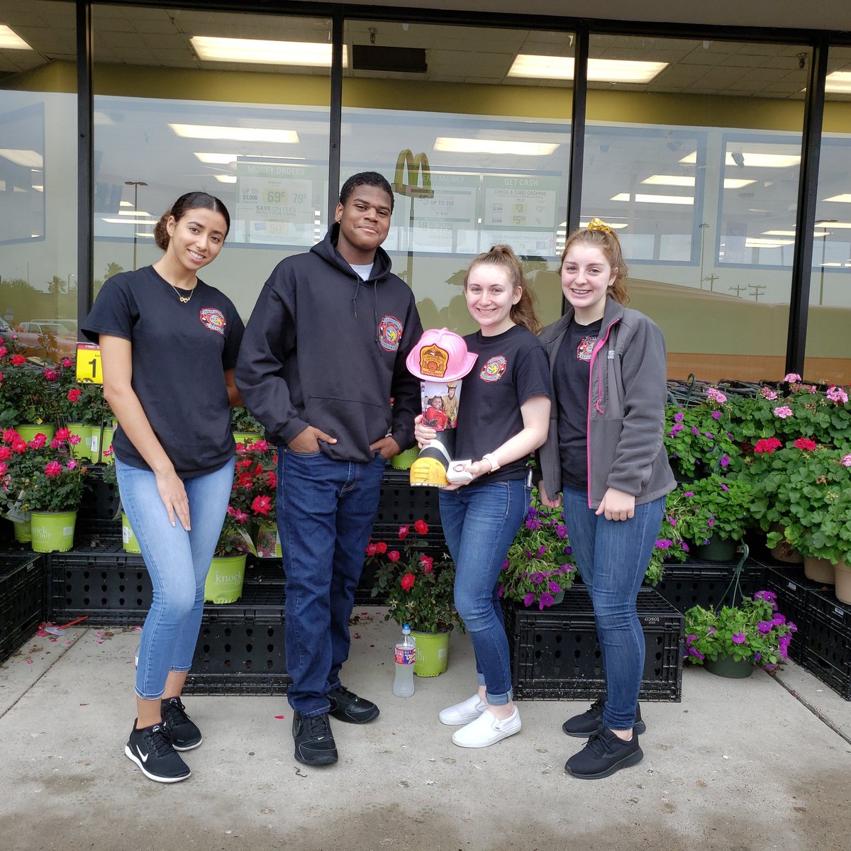 _juliemorreale_'s tweet image. The Texas City Fire Explorers  at the Texas City Kroger raising funds for  MDA with the Texas City Fire Department #texascitytx #texascity #fireexplorer #mda #texascityfiredepartment #fireexplorers