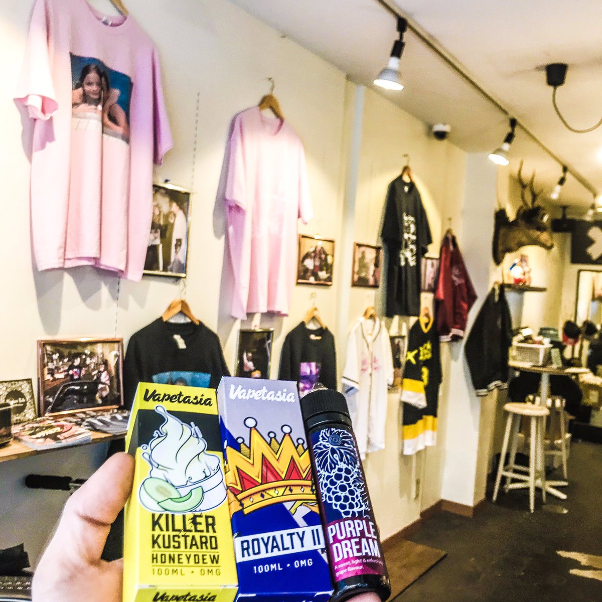ape_koenji's tweet photo. Vapetasia &amp; PurpleDream再入荷❗️😊
案外サッパリ吸えるHoneydewとRY4ファン垂涎のROYALTY2🤤🤤
毎度完売必至のグレープメンソールと美味いモン尽くしとなっており〼🤙
MALICE展示会最終日となりますのでお早めのご来場を🙌
本日21:00まで営業中ーっ❗️💯
#apekoenji
https://t.co/FpxJnehqmy https://t.co/ctxbv299tP